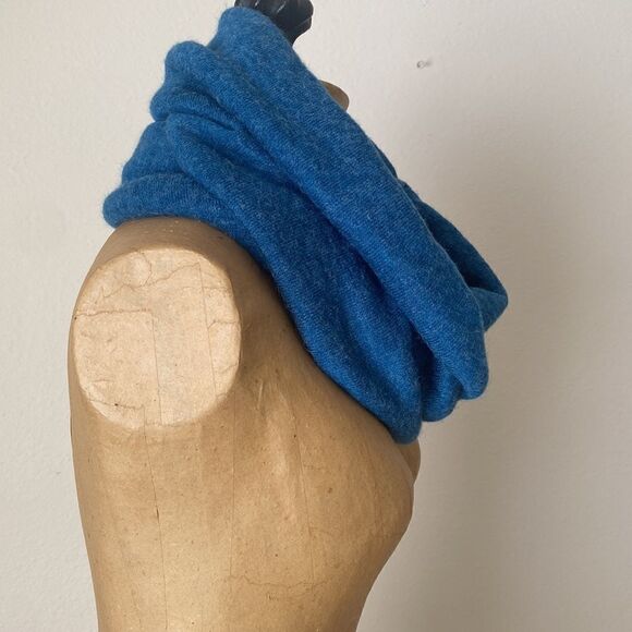 Blue acrylic wrap scarf excellent condition - Picture 4 of 4